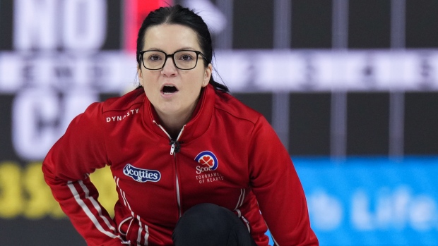Kerry Einarsson se encuentra con Jennifer Jones en la final del Campeonato Canadiense de Curling Femenino