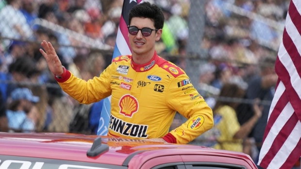 Defending Cup champion Logano wins pole in Las Vegas