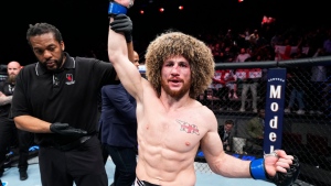 Dvalishvili shuts out Yan to win UFC main event