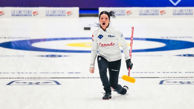 De Canadese Kerry Einarson verslaat de Italiaanse Stefania Constantini op het WK curling voor vrouwen