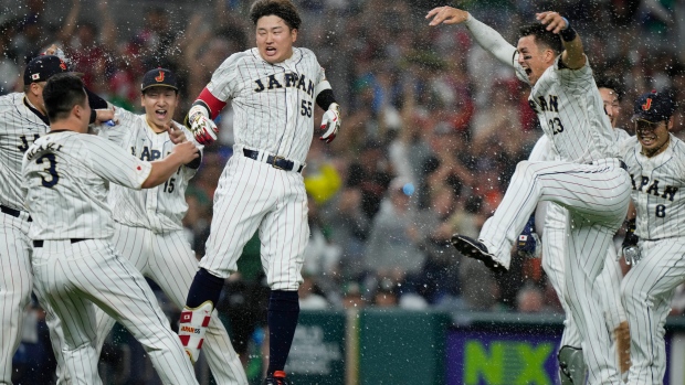 Japón de Shohei Ohtani remontó tarde para vencer a México y llegar a la final del Clásico Mundial de Béisbol