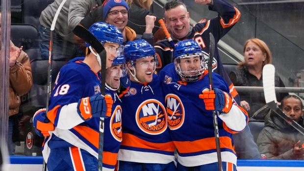 Clutterbuck scores two as Islanders rout Maple Leafs