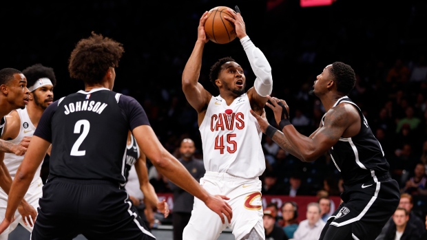 Mitchell has big slam, 31 points as Cavs beat Nets