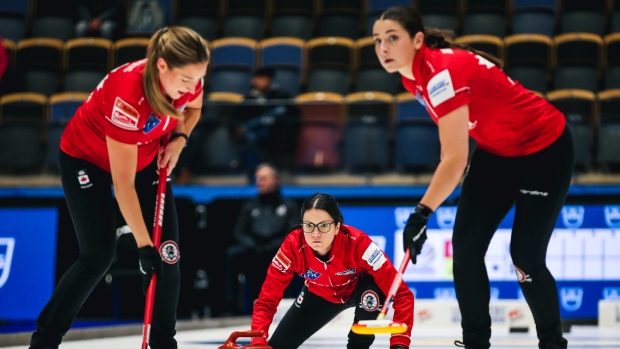 Einarsson de Canadá perdió 6-5 ante Japón en el Campeonato Mundial de Curling Femenino.