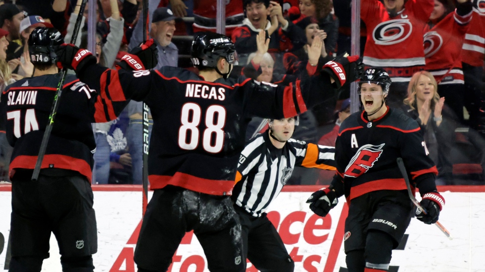 Aho's late goal lifts Hurricanes past Maple Leafs