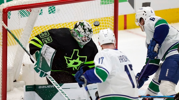 Boeser helps Canucks top Stars