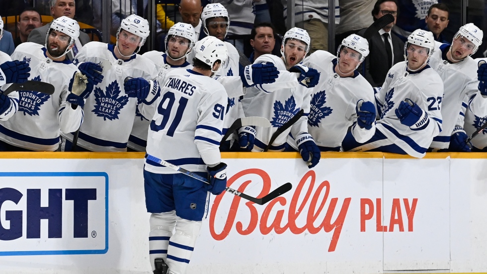 Tavares scores twice, Maple Leafs edge Predators