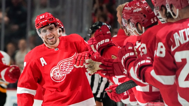 Perron's 3rd-period hat trick lifts Red Wings past Penguins