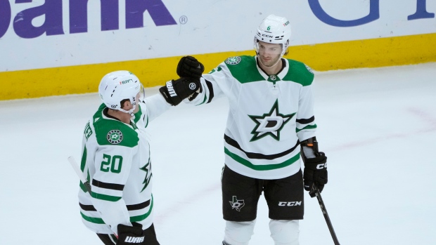 Stars beat skidding Blackhawks, pull even with Avs in Central