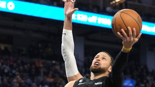 Curry scores 39 as Warriors rally from 20 down to beat Pelicans