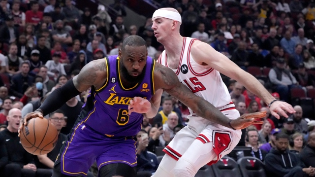 James lead Lakers past Bulls in return to starting lineup