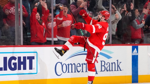 Walman scores late goal, Red Wings beat Hurricanes