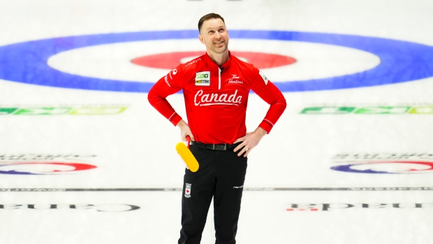 Brad Kushu de Canadá dividió los partidos del primer día en el Campeonato Mundial de Curling Masculino