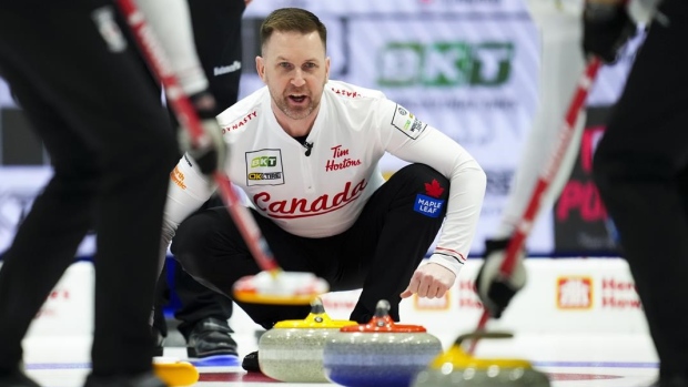 Brad Kushu de Canadá derrota a Anton Hood de Nueva Zelanda en el Campeonato Mundial de Curling Masculino.