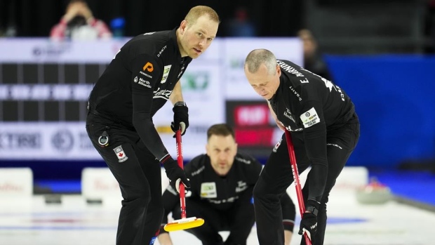 De Canadese Brad Joshoi verslaat de Japanner Reiko Yanagisawa tijdens het Wereldkampioenschap Curling Heren