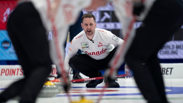 Brad Kushu de Canadá vence a Schwaler de Suiza para avanzar a la final del Campeonato Mundial de Curling Masculino.