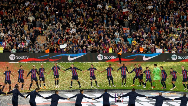 La afición pide el regreso de Lionel Messi al Barcelona durante una rara derrota ante la Sociedad