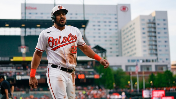 Santander's big night helps Orioles outlast Guardians