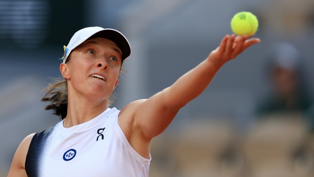 Swiatek rolls past Gauff and into semis at Roland-Garros