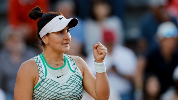Andreescu moves on with win over Navarro at Roland-Garros