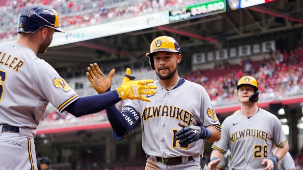 Perkins' grand slam helps Brewers hold off Reds