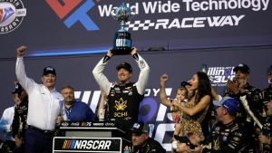 Kyle Busch holds off Hamlin for NASCAR Cup Series win