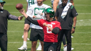 Jets QB Rodgers over calf issue and practicing, providing some 'wow' moments