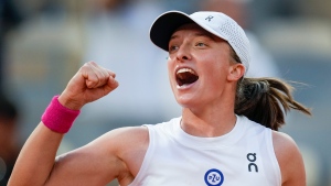 Swiatek to meet Muchova in Roland-Garros final