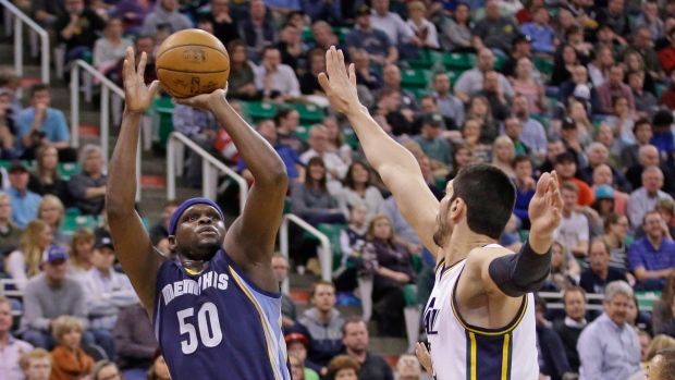 Zach Randolph shoots over Enes Kanter