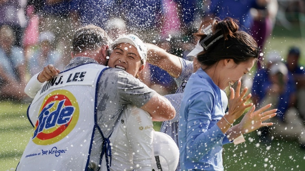 Lee loses five-shot lead in six holes, then wins playoff in Cincinnati