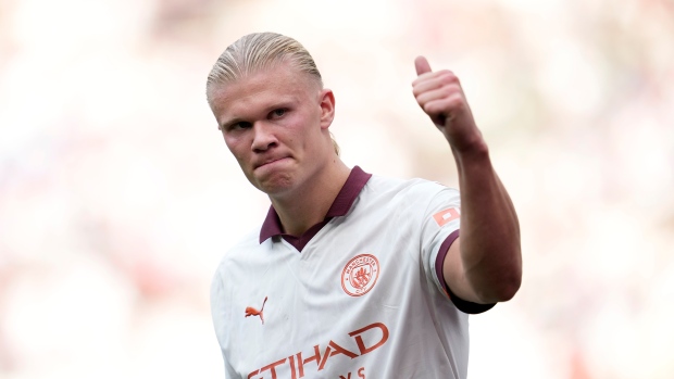 Double late strike keeps Manchester City top of EPL with win over West Ham