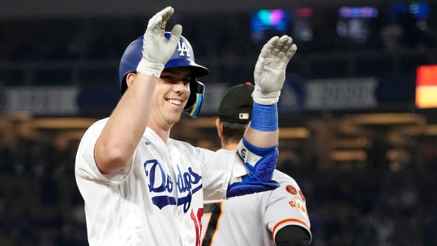 Dodgers capitalize on Giants' physical, mental blunders