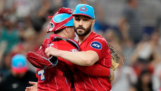 Marlins stay in wild-card hunt, prevent Brewers from clinching NL Central
