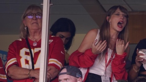 Taylor Swift turns out to see Kelce, Chiefs play Bears