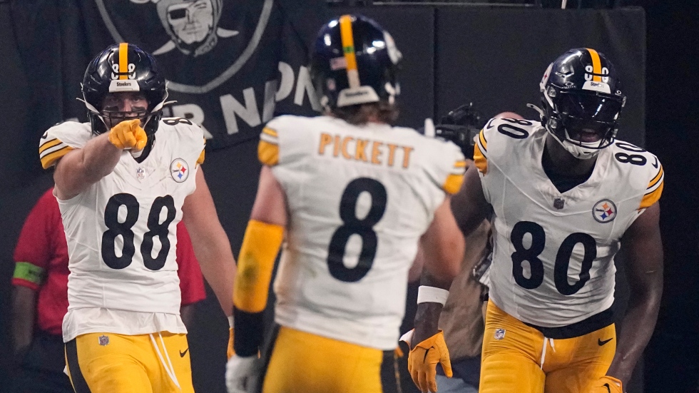 Pickett throws two TDs, Steelers outlast Raiders on SNF