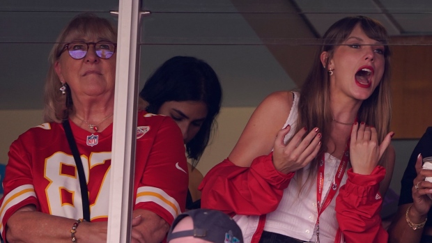 Kelce says Swift reaction 'awesome,' blank space on relationship