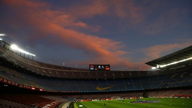 La policía española allanó la federación de fútbol como parte de una investigación sobre los pagos del Barcelona a un árbitro.