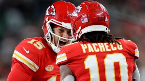 Mahomes, Chiefs hold on to beat Jets with Swift, Rodgers watching