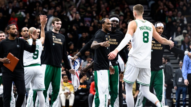 Les Boston Celtics gâchent la première apparition des Toronto Raptors dans le tournoi avec une victoire serrée