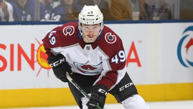 Obrońca Colorado Avalanche Samuel Girard przystępuje do programu pomocy zawodnikom