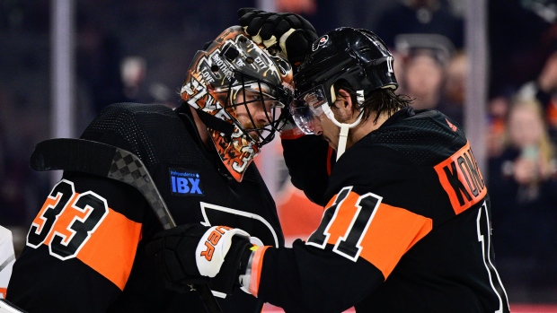 Travis Konecny ​​i Scott Laughton prowadzą Flyers obok Coyotes po czwarte zwycięstwo z rzędu