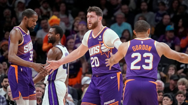 Kevin Durant et Devin Booker aident les Phoenix Suns à battre les Sacramento Kings