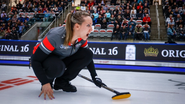 Rachel Homan bat Jennifer Jones dans l'affrontement de curling poids lourd féminin au Hearts Championship