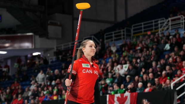 Rachel Homan, du Canada, remporte le Championnat du monde de curling féminin pour la quatrième fois consécutive, en battant la Norvège