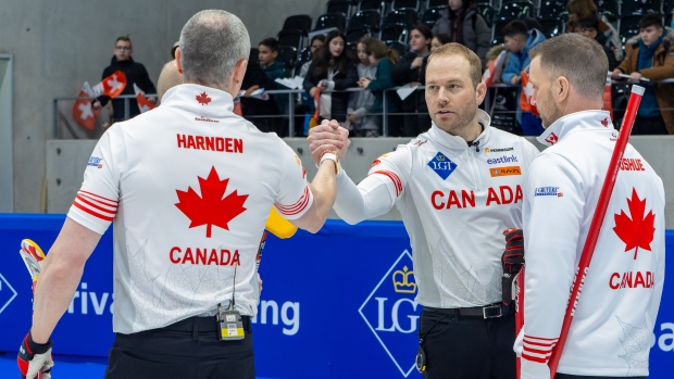L'équipe canadienne de Brad Gushue a battu la Nouvelle-Zélande et les États-Unis au Championnat du monde de curling masculin