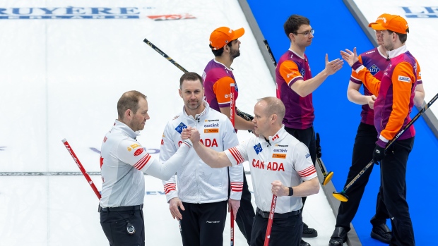De Canadees Brad Kushu won de wereldtitel curling bij de mannen met 7-1 van Nederland en Korea.