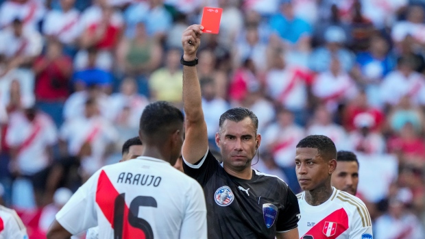 Peru otrzymało czerwoną kartkę za trudne wyzwanie po tym, jak przeżył kopnięcie w głowę