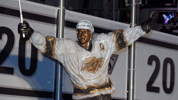 Kings honour Robitaille with statue 