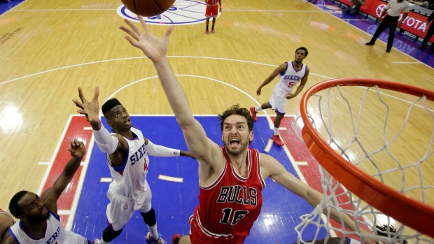 Aaron Brooks scores 7 of season-high 31 points in OT, Bulls beat 76ers 104-95 Article Image 0