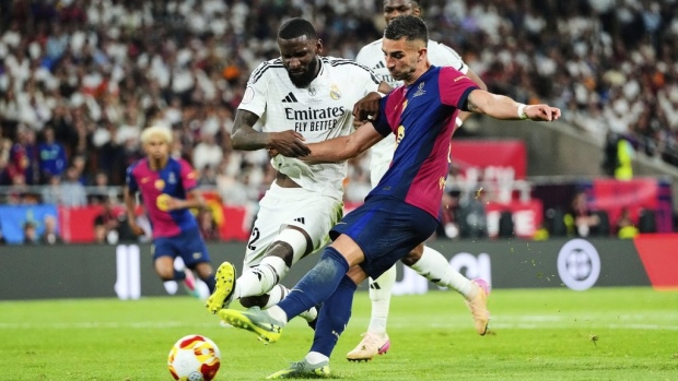 Rudiger throws ice at the referee and is red carded in the Copa del Rey final Article Image 0, The Canadian Press Rudiger throws ice at the referee and is red carded in the Copa del Rey final Article Image 0